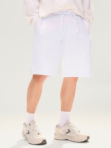 Bershka Loose fit Trousers in White: front