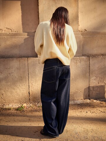 Bershka Пуловер в жълто