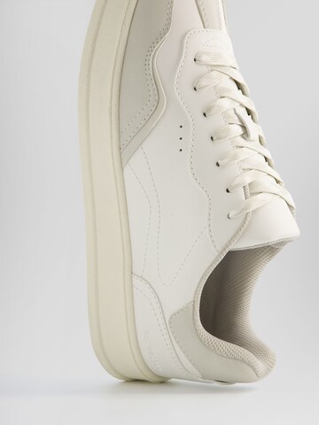 Baskets basses Bershka en blanc