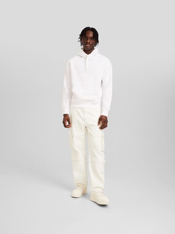 Loosefit Jeans cargo di Bershka in bianco