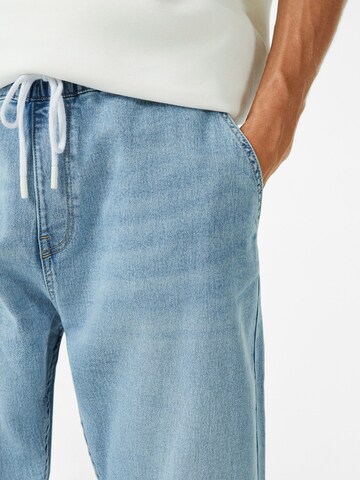 Bershka Tapered Jeans in Blau