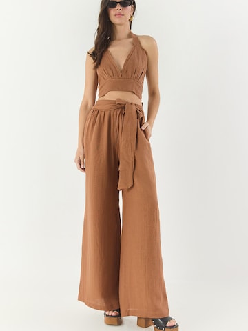 Costum cu pantaloni de la Bianco Lucci pe bej