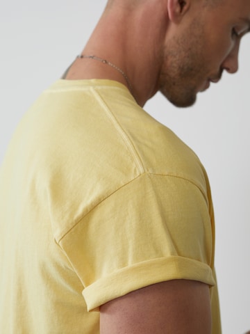 DAN FOX APPAREL - Ajuste regular Camiseta 'Luke' en amarillo