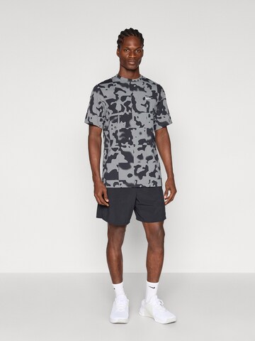 NIKE - Camiseta funcional 'HYVERSE' en gris