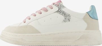 Sneaker low de la Bershka pe alb