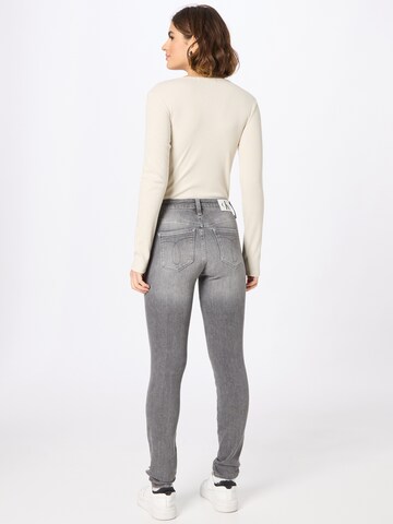 Slimfit Jeans di Calvin Klein Jeans in grigio