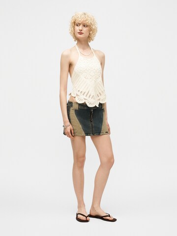 Top brodat 'MAR4' de la HOLLISTER pe alb