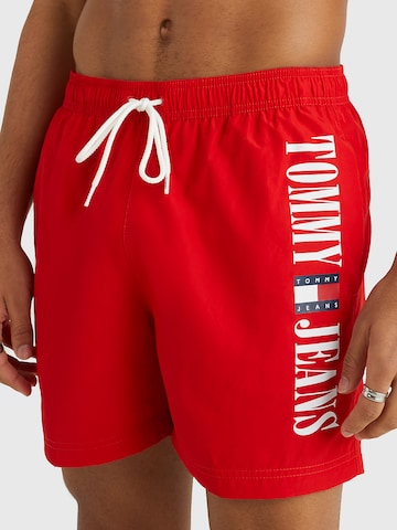 Tommy Jeans شورت سباحة بلون أحمر