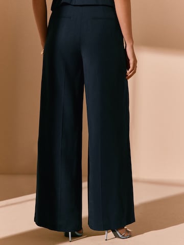 Next - Pierna ancha Pantalón de pinzas en azul