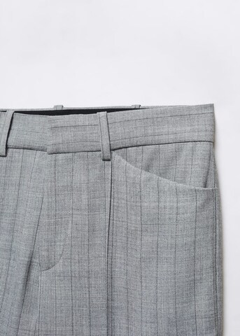 Tapered Pantaloni 'Lyon' de la MANGO pe gri