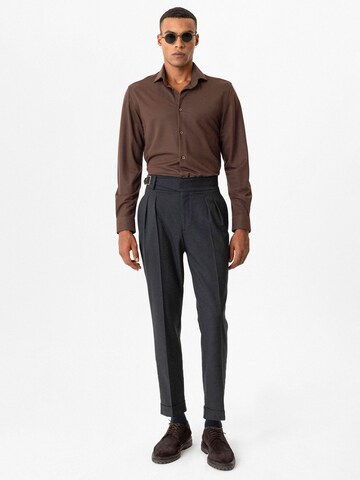Tapered Pantaloni con pieghe 'Abelard' di Antioch in blu