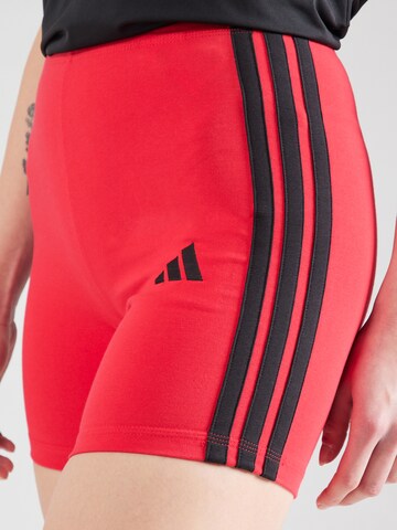 ADIDAS SPORTSWEAR - Skinny Pantalón deportivo 'Essentials' en rojo