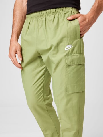 Effilé Pantalon cargo 'REPEAT' Nike Sportswear en vert