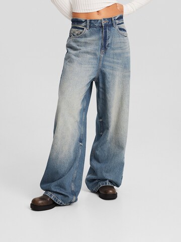 Bershka Wide leg Jeans in Blue: front