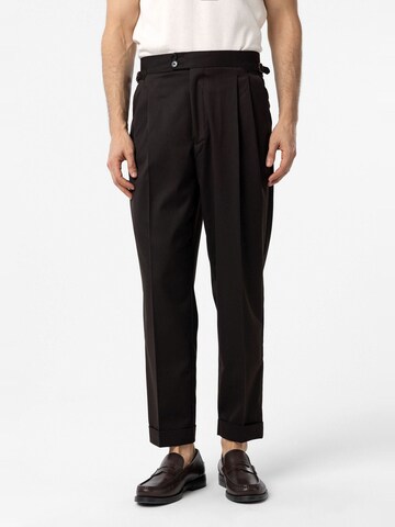 Antioch Regular Pleat-front trousers 'Jan' in Brown: front