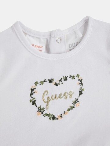 GUESS Set: Fischerhut, T-Shirt und Shorts in Weiß