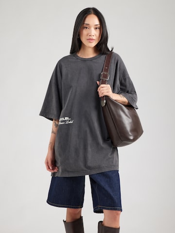 Karo Kauer Oversize tričko - Sivá: predná strana