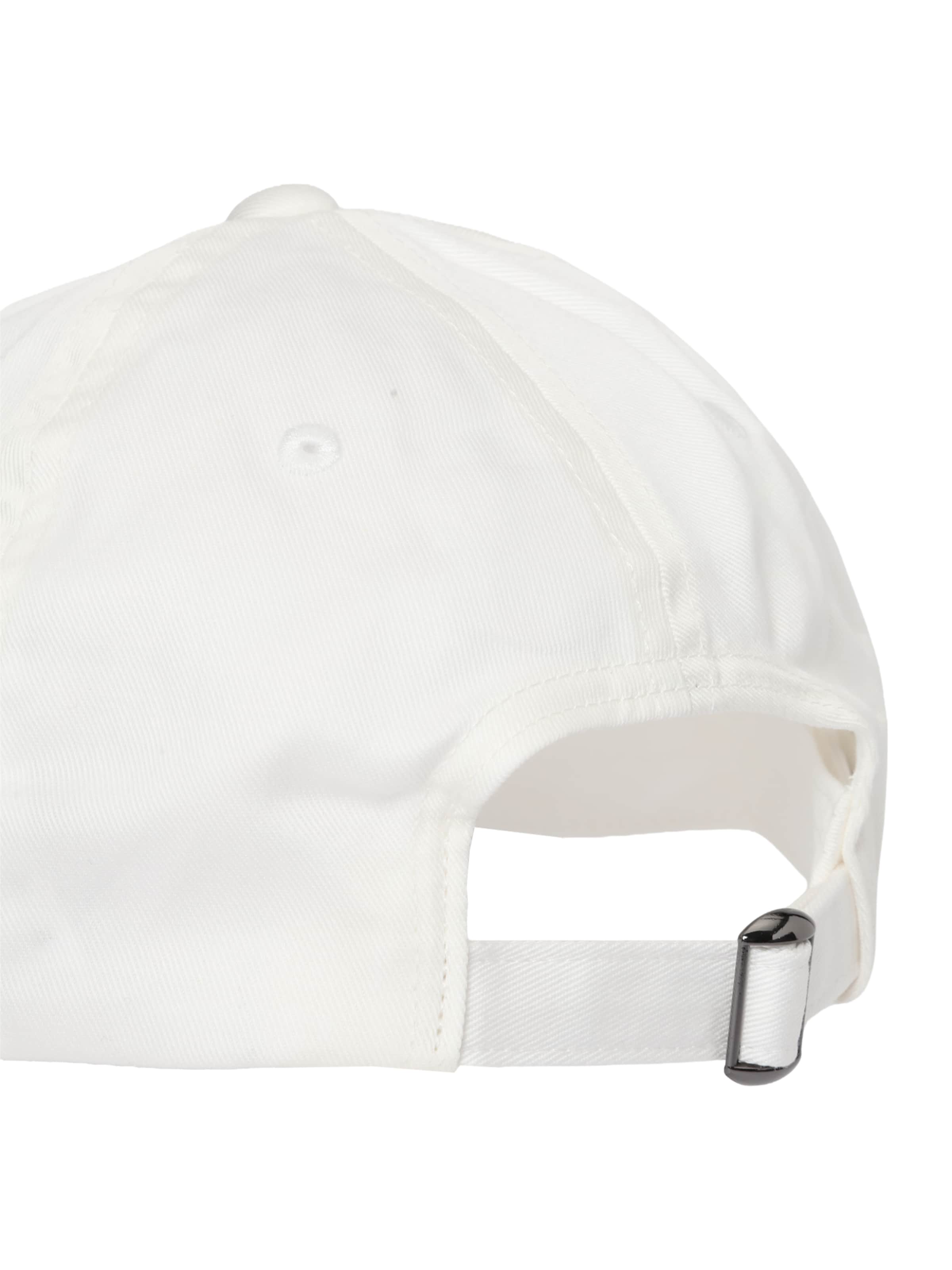 Șapcă de la EA7 Emporio Armani pe alb