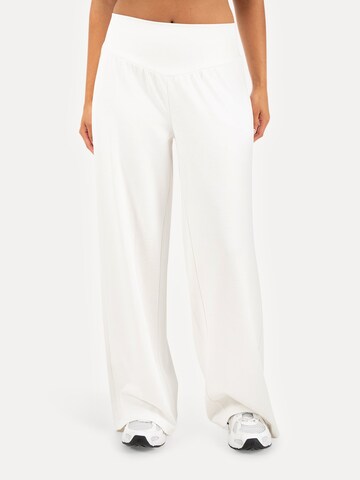 Smilodox Loosefit Broek ' Jorina ' in Wit: voorkant