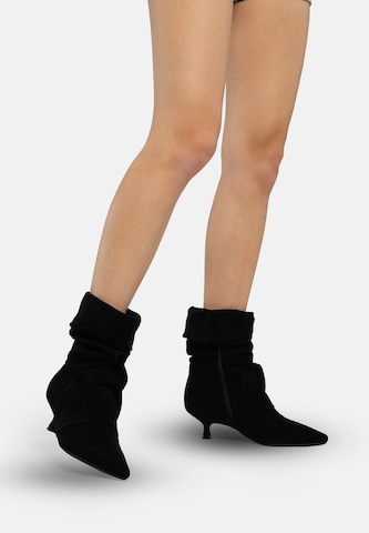 Salinyang Ankle Boots in Black