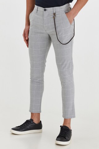 Coupe slim Pantalon chino 'TRAVIS' !Solid en gris : devant