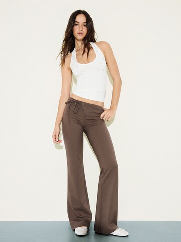 Bershka Flared Broek in Bruin