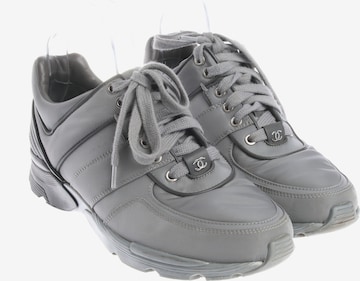 CHANEL Turnschuhe / Sneaker 38,5 in Grau: Vorderseite