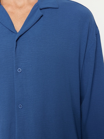 Trendyol Классический крой Рубашка в Синий