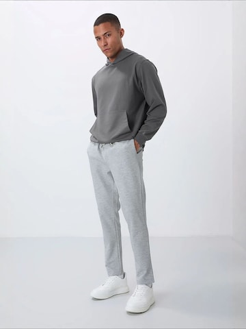 Tommy Life Workout Pants 'Jogginghose' in Grey: front