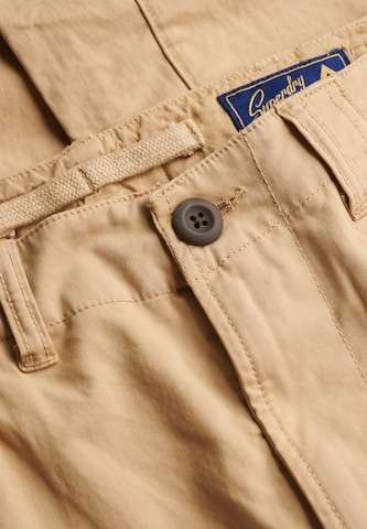 Coupe slim Pantalon cargo Superdry & Co en beige