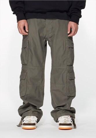 MJ Gonzales Loose fit Cargo Pants in Green: front