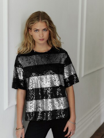 Next T-Shirt in Schwarz: Vorderseite