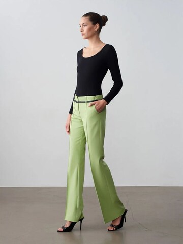 Regular Pantalon Dilvin en vert : devant