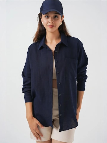 Bigdart Blouse in Blue: front