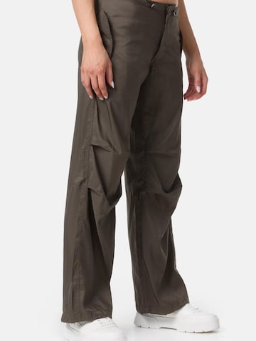 Worldclassca Regular Cargo Pants 'Damen Cargo Hose Parachut' in Green