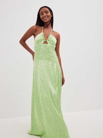 Robe NA-KD en vert : devant