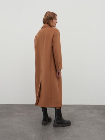 Manteau mi-saison 'Doreen' EDITED en marron