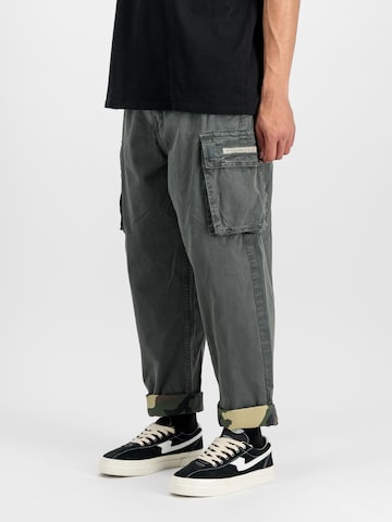 ALPHA INDUSTRIES Loosefit Cargobukser i grå: forside