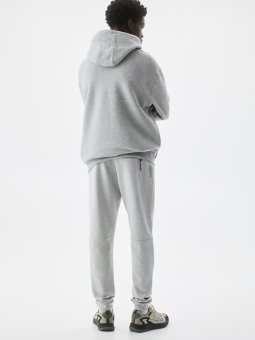 Pull&Bear Tapered Housut värissä harmaa