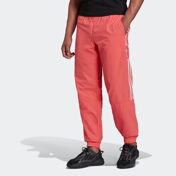 Tapered Pantaloni 'Adicolor Classics Trefoil' di ADIDAS ORIGINALS in rosso: frontale