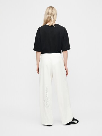 PUMA Широкий Штаны 'Essentials' в Белый