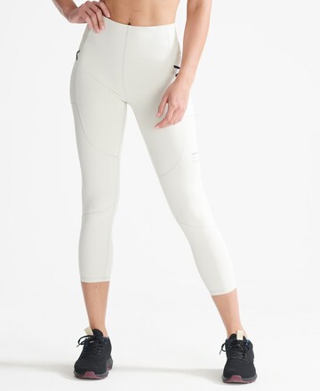 Skinny Pantalon de sport Superdry en gris : devant