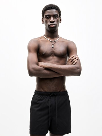 Shorts de bain Pull&Bear en noir : devant