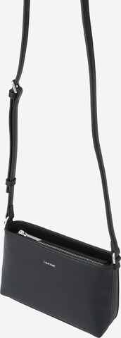 Calvin Klein Taška přes rameno 'Must' – černá