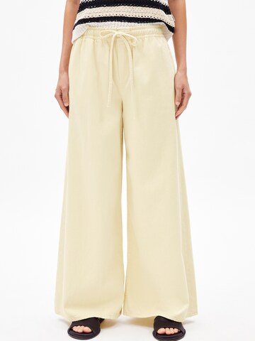 ARMEDANGELS Loosefit Broek in Geel: voorkant