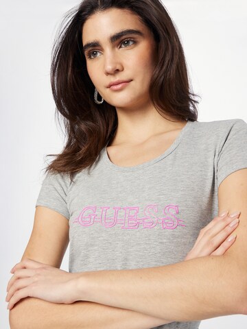 Maglietta di GUESS in grigio