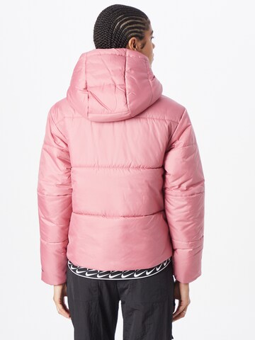 Nike Sportswear - Chaqueta de entretiempo en rosa