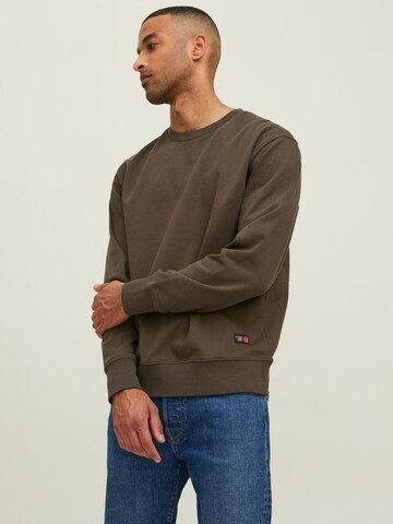 R.D.D. ROYAL DENIM DIVISION Sweatshirt 'RDDAndy' in Bruin: voorkant