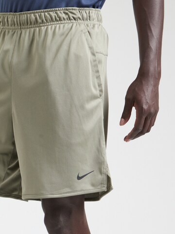 regular Pantaloni sportivi 'Totality' di NIKE in verde