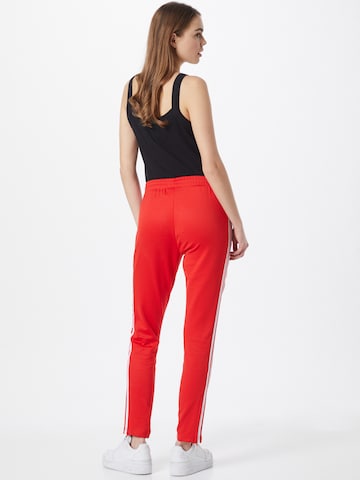 Coupe slim Pantalon 'Primeblue Sst' ADIDAS ORIGINALS en rouge